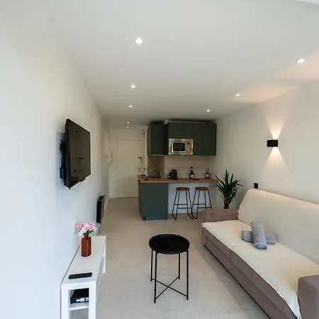 Idealement Situe Front De *