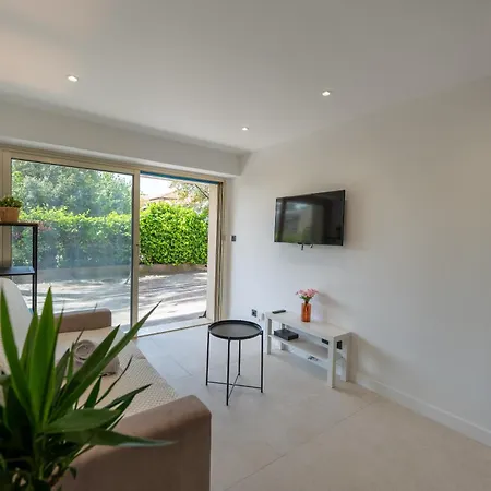 Apartment Idealement Situe Front De